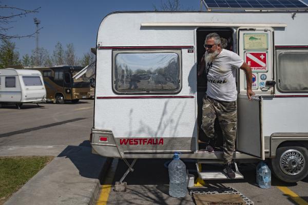 Koronavirüs günlerini karavanda geçiriyorlar