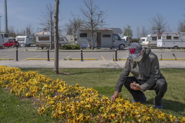 Koronavirüs günlerini karavanda geçiriyorlar