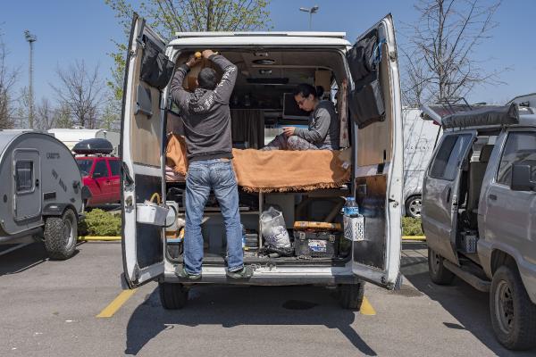 Koronavirüs günlerini karavanda geçiriyorlar