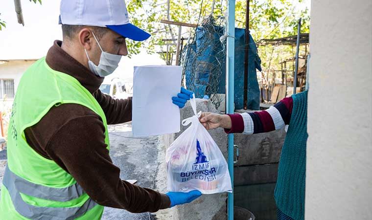 İzmir Büyükşehir Belediyesi iftar paketlerini ihtiyaç sahiplerine ulaştırdı