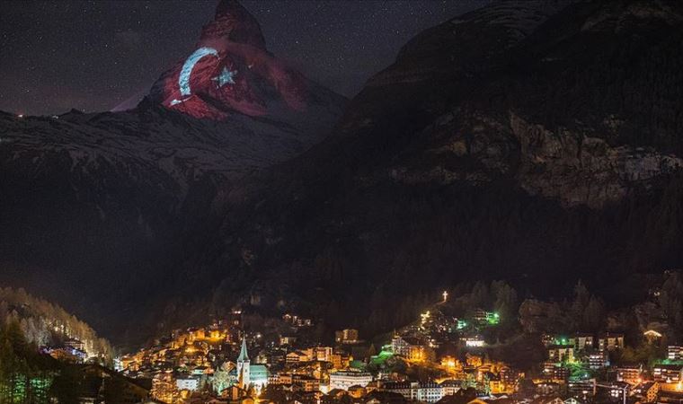 Türk bayrağı İsviçre Alpleri'nin zirvesine yansıtıldı