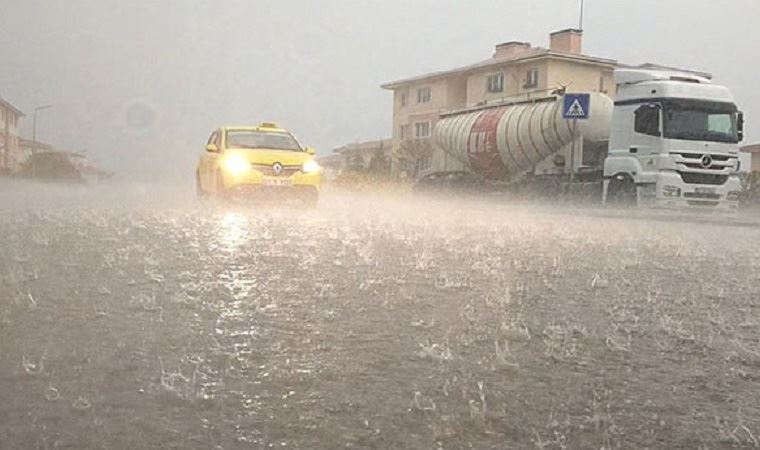 10 dakikalık yağmur hayatı felç etti