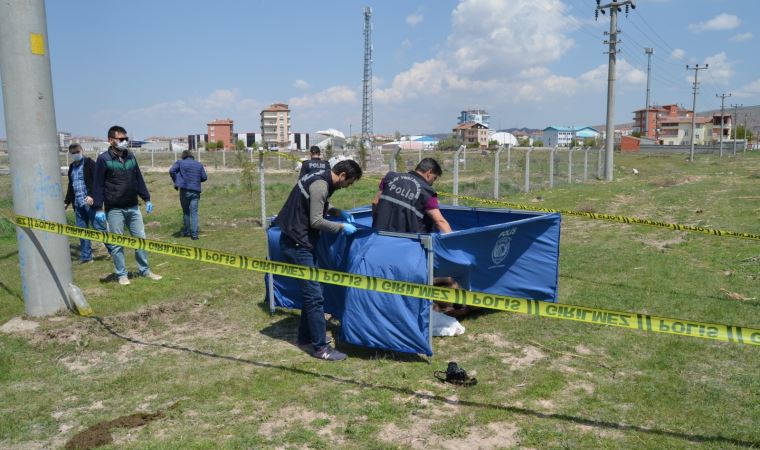 Boş arazide yanmış erkek cesedi bulundu