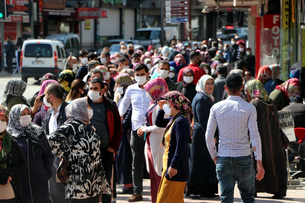 Sosyal yardım kuyruğu mesafeyi yendi