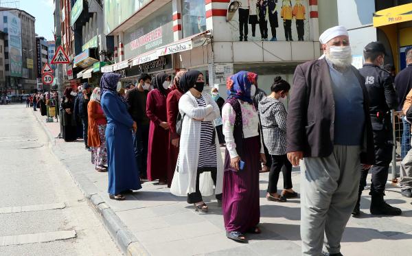 Sosyal yardım kuyruğu mesafeyi yendi