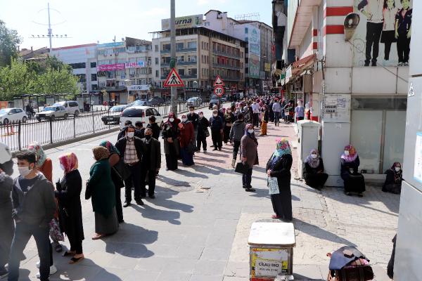 Sosyal yardım kuyruğu mesafeyi yendi