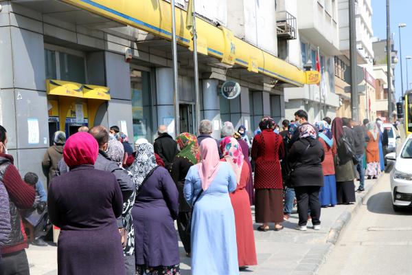 Sosyal yardım kuyruğu mesafeyi yendi