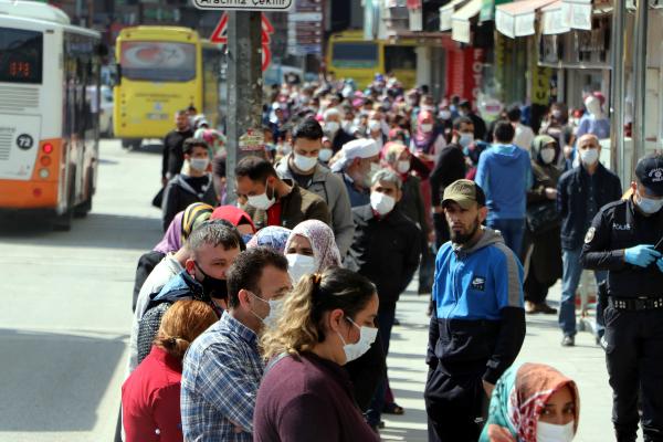 Sosyal yardım kuyruğu mesafeyi yendi