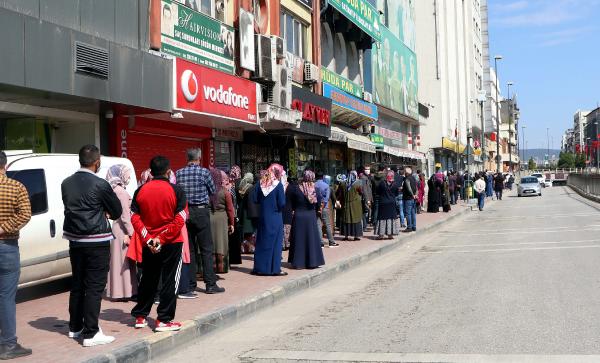 Sosyal yardım kuyruğu mesafeyi yendi