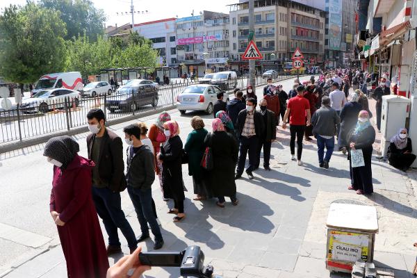 Sosyal yardım kuyruğu mesafeyi yendi