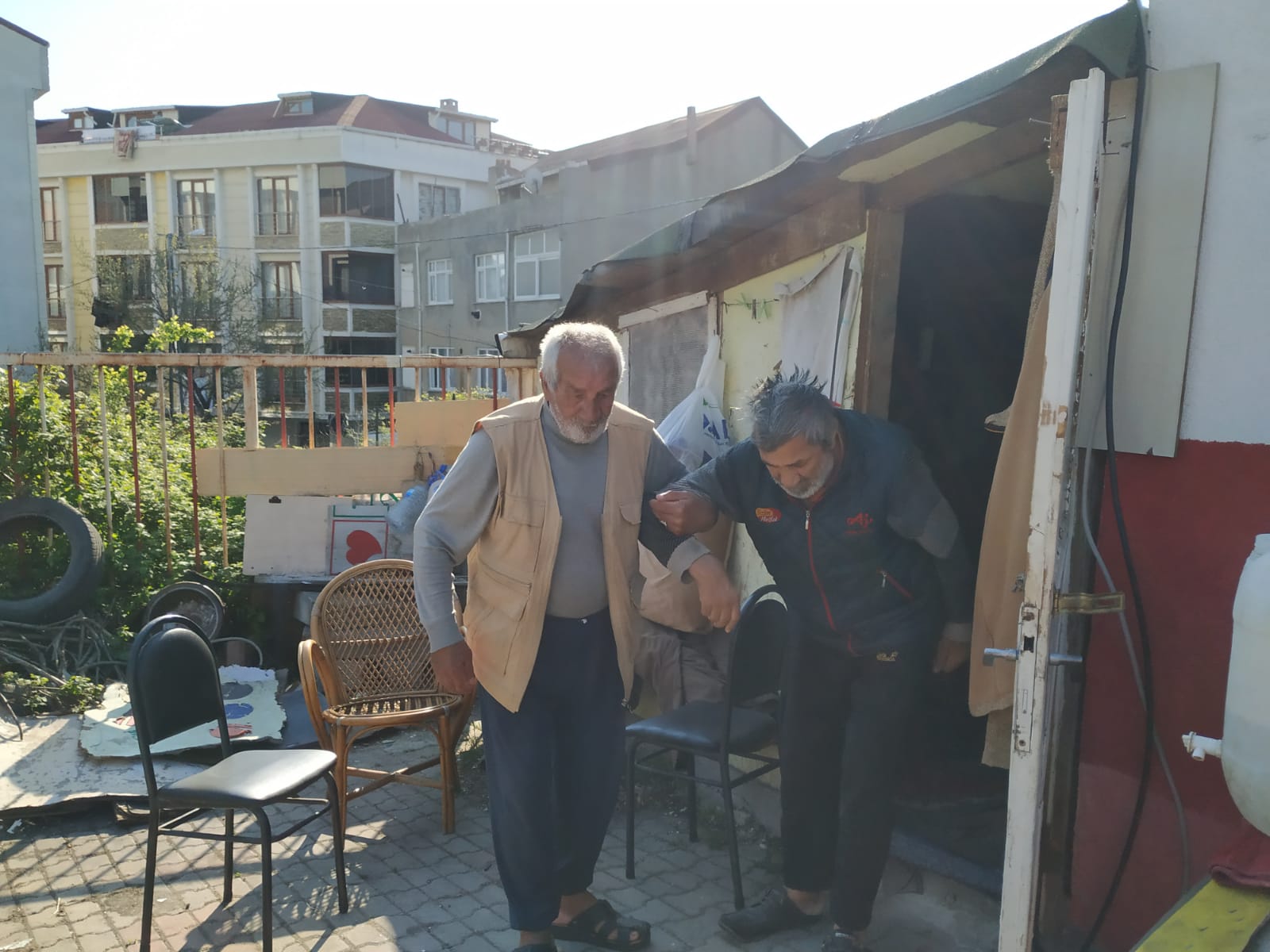 80 yaşındaki baba ve 60 yaşındaki oğlu barakada yaşam mücadelesi veriyor