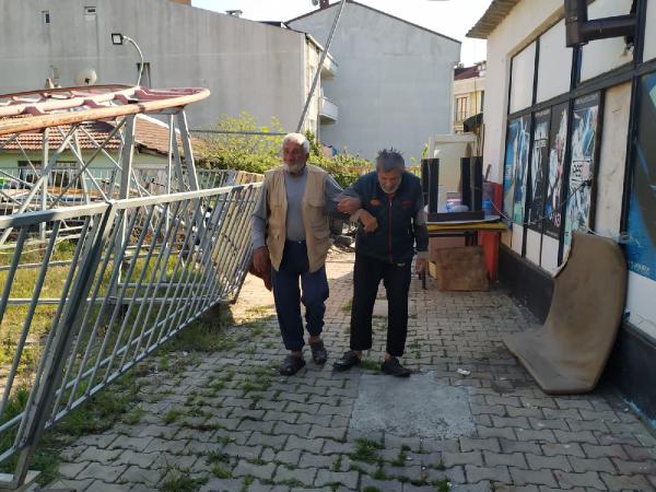 80 yaşındaki baba ve 60 yaşındaki oğlu barakada yaşam mücadelesi veriyor