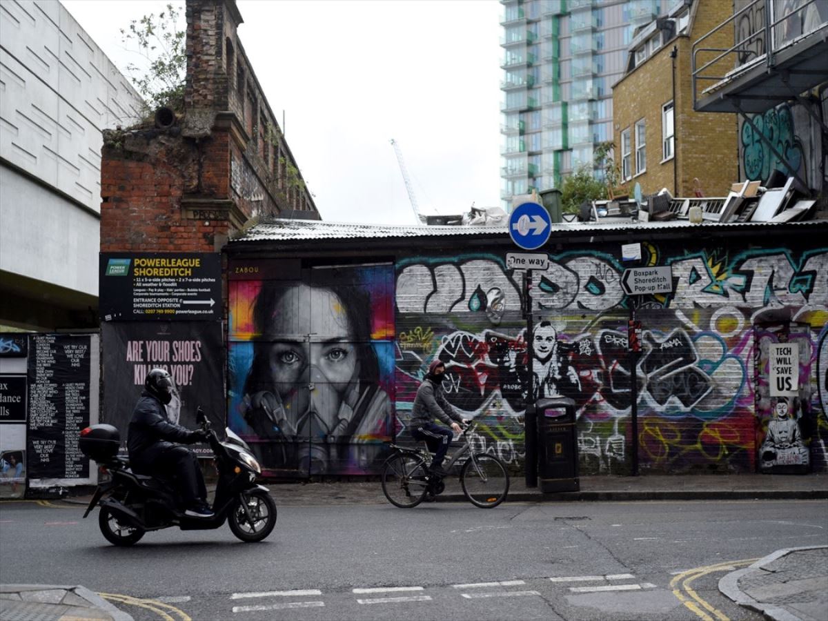 Londra'da koronavirüs grafitileri