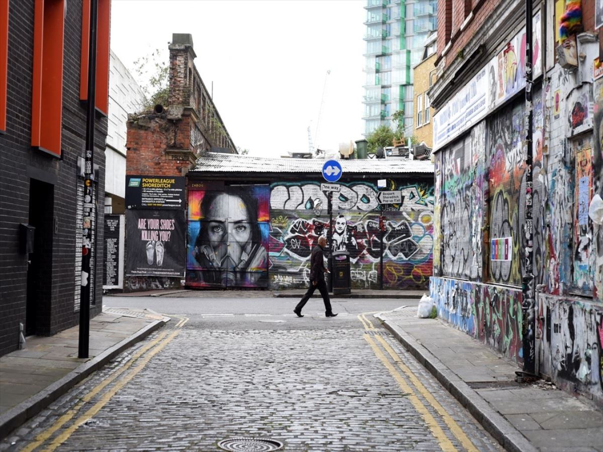 Londra'da koronavirüs grafitileri