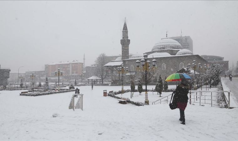 Erzurum’da sokakta birlikte yürümeye 2 kişi sınırı