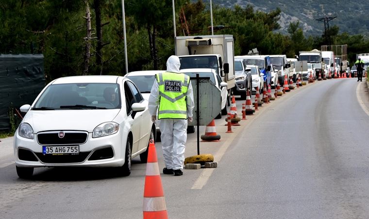 ‘Gelmeyin’ uyarılarına rağmen 4 kilometrelik araç kuyruğu oluştu