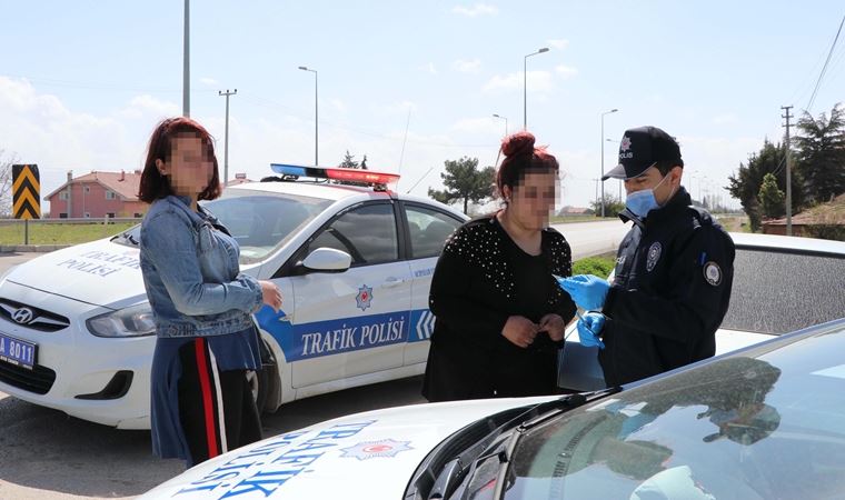 Dışarı çıkıp otostop yapan 20 yaş altındaki gençten polislere: 'İsterseniz ceza yazın, dedem sağlam'