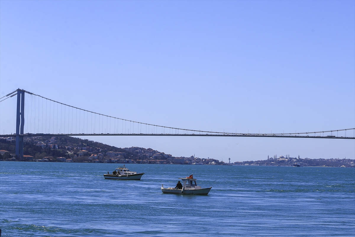 İstanbul Boğazı renk değiştirdi