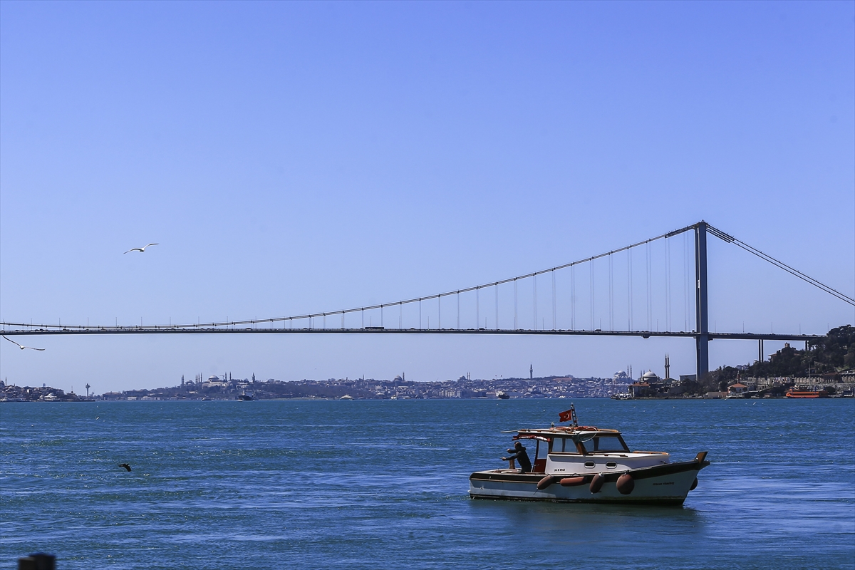 İstanbul Boğazı renk değiştirdi