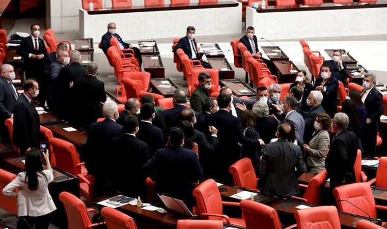 Meclis'te AKP-CHP arasında kavga çıktı!