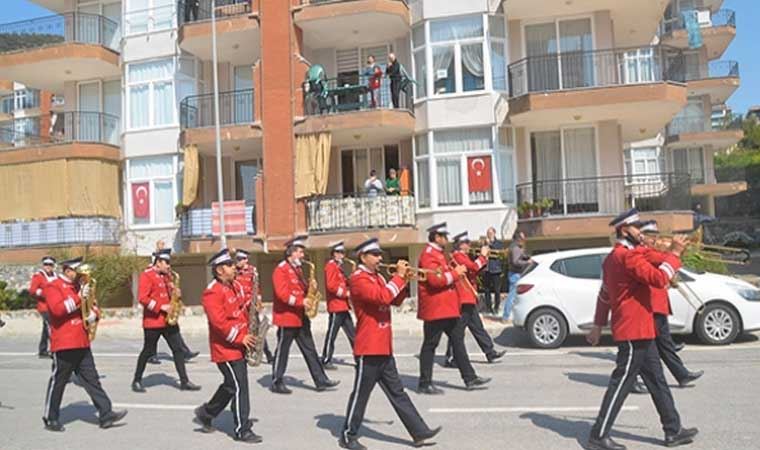 Kuşadası bandosu çocuklar için çaldı