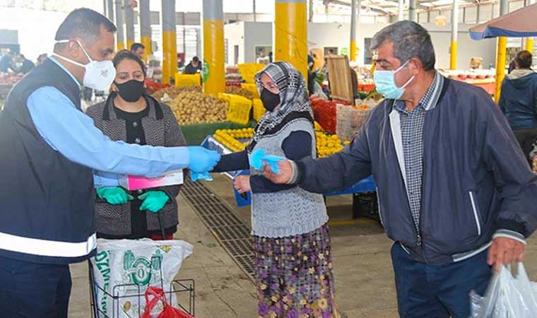 Karabağlar Belediyesi maske ve eldiven dağıttı