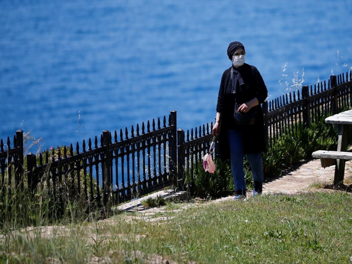 65 yaş üzeri yurttaşlar güneşin tadını çıkarıyor