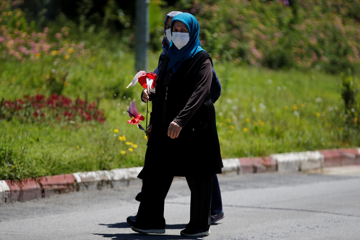 65 yaş üzeri yurttaşlar güneşin tadını çıkarıyor