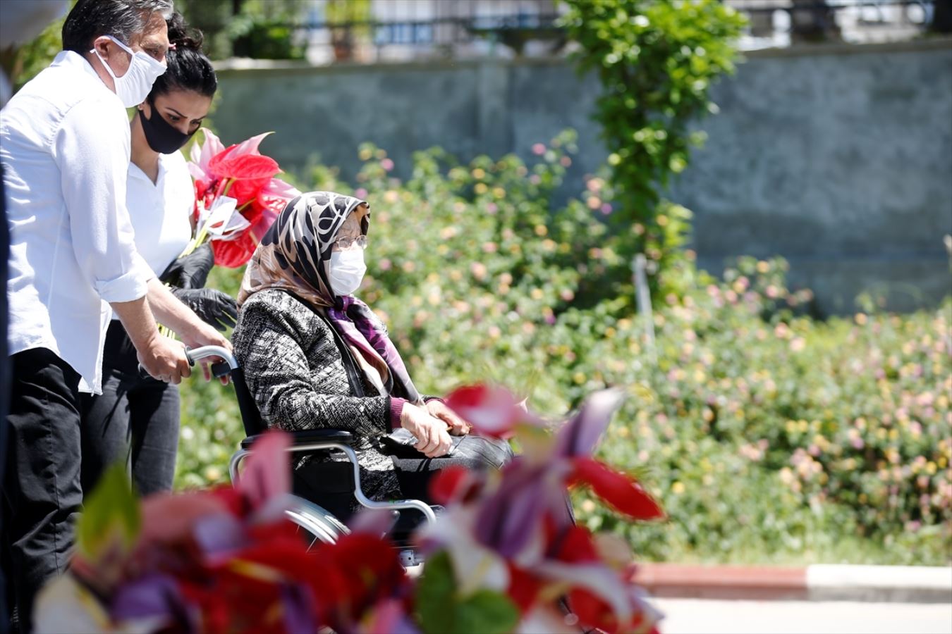 65 yaş üzeri yurttaşlar güneşin tadını çıkarıyor