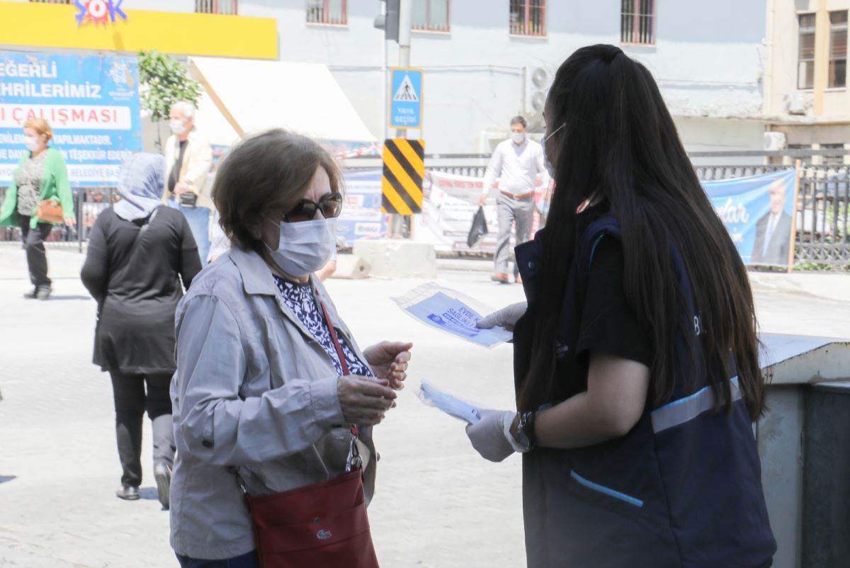 Aydın Büyükşehir Belediyesi 65 yaş üstü vatandaşlara maske dağıttı