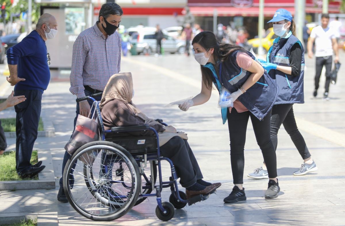 Aydın Büyükşehir Belediyesi 65 yaş üstü vatandaşlara maske dağıttı