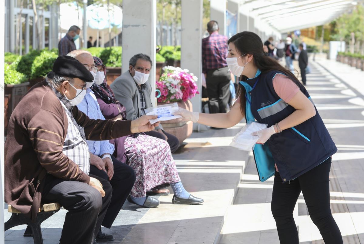 Aydın Büyükşehir Belediyesi 65 yaş üstü vatandaşlara maske dağıttı