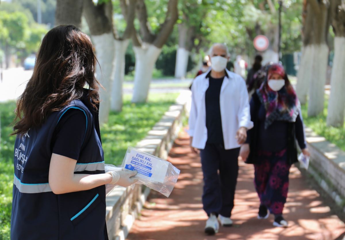 Aydın Büyükşehir Belediyesi 65 yaş üstü vatandaşlara maske dağıttı