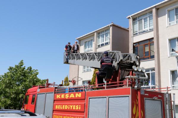 Başkan, itfaiye merdiveniyle çıktığı pencerelerden Anneler Günü'nü kutladı