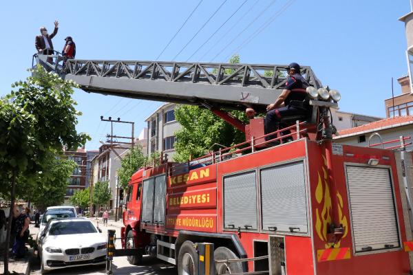 Başkan, itfaiye merdiveniyle çıktığı pencerelerden Anneler Günü'nü kutladı