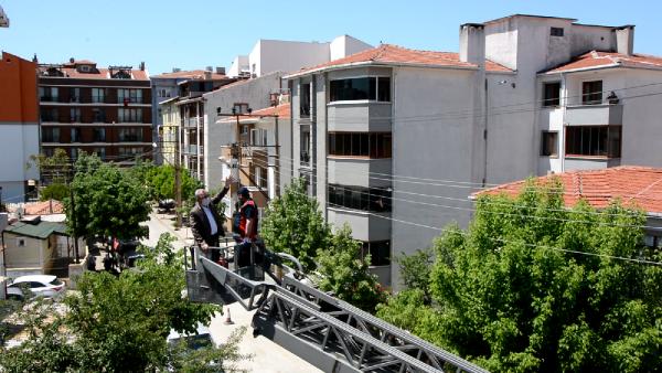 Başkan, itfaiye merdiveniyle çıktığı pencerelerden Anneler Günü'nü kutladı