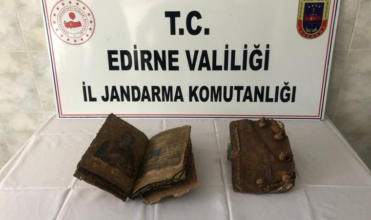 Edirne'de 500 yıllık olduğu değerlendirilen 2 el yazması İncil ele geçirildi