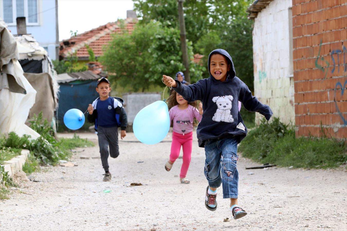 14 yaş altı çocuklar sokağa çıktı