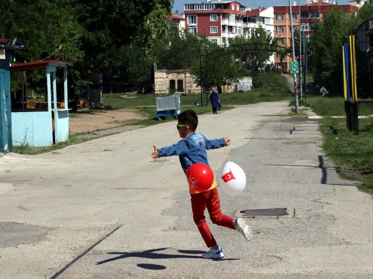 14 yaş altı çocuklar sokağa çıktı