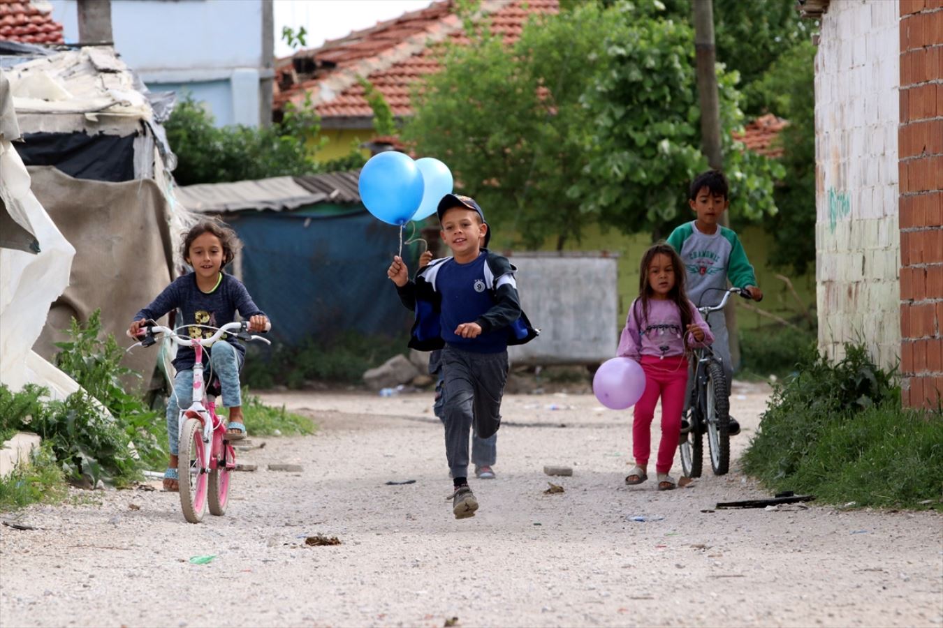 14 yaş altı çocuklar sokağa çıktı