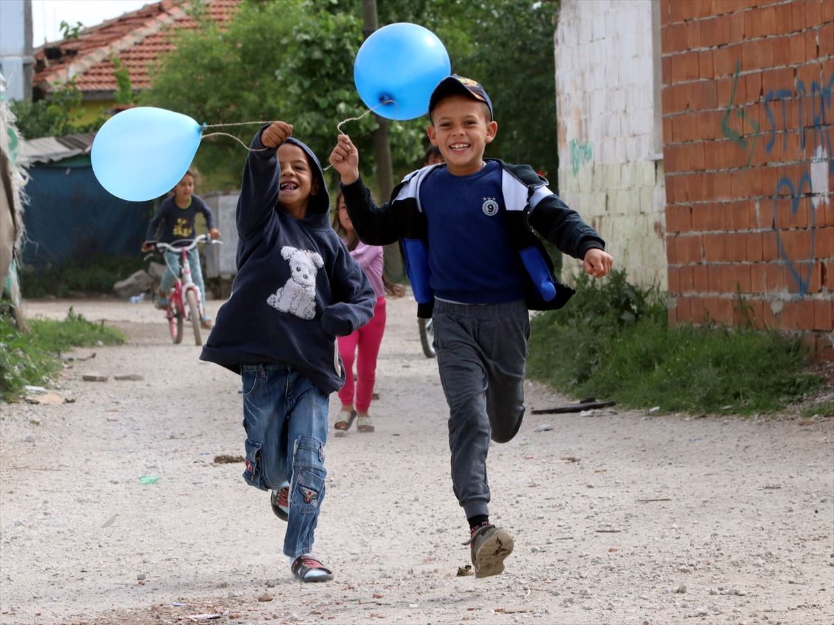 14 yaş altı çocuklar sokağa çıktı