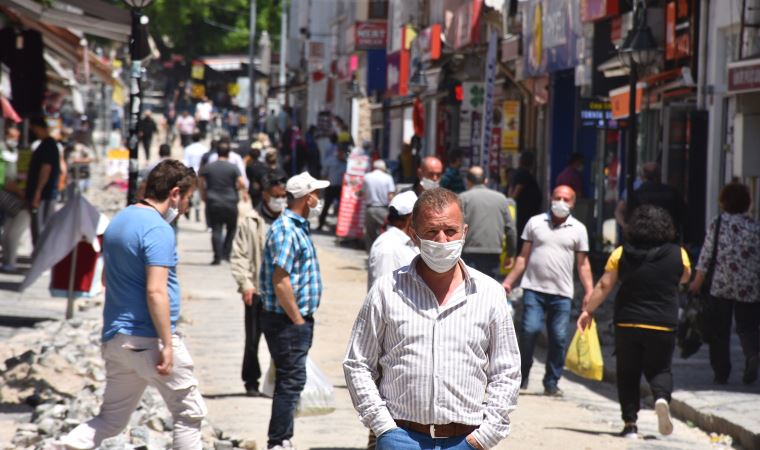 Edirne'de yurttaşlar dışarıya akın etti; sokak müzisyenleri konser verdi