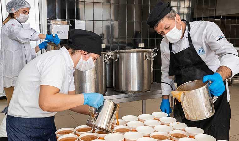 'Biz Varız' dayanışması ile üç haftada 312 bin kişilik iftar paketi dağıtıldı