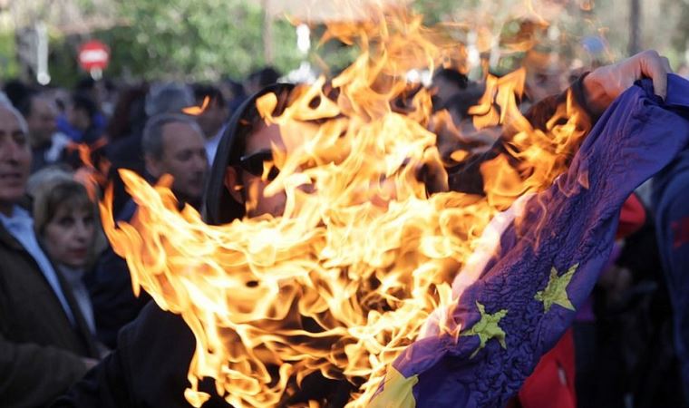 Almanya'da bayrak yakmak nefret suçu kapsamına girdi: 3 yıla kadar hapis