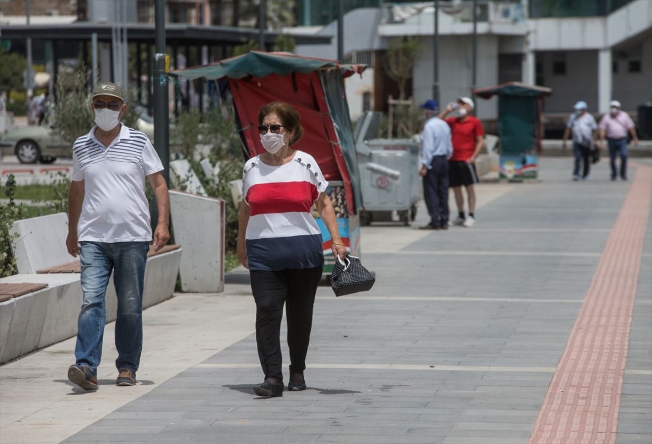 65 yaş üzeri sıcağın etkisiyle dışarı çıkmadı