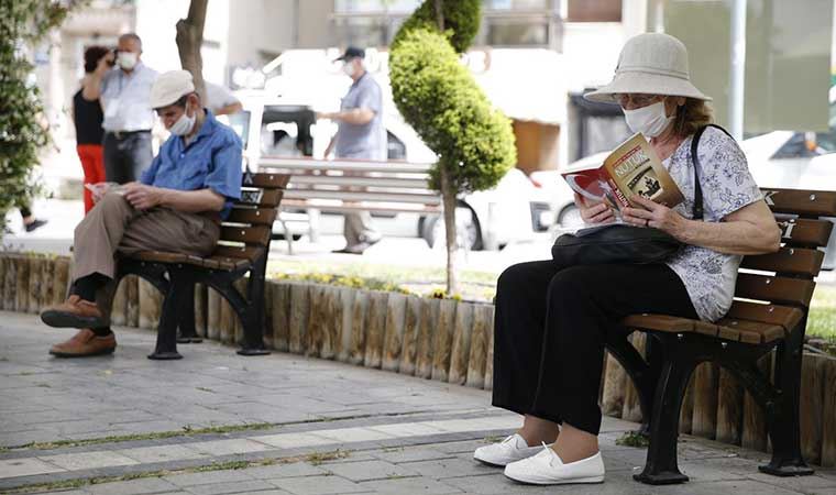 Konak'ta 65 yaş ve üstüne anlamlı hediye: Okusunlar, okutsunlar diye!