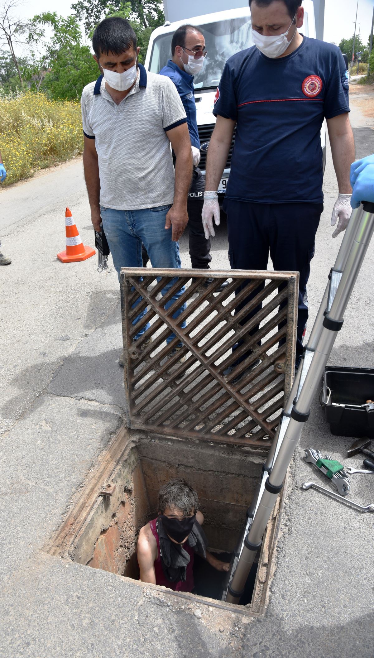 Uyuşturucu için karantina bölgesine kanalizasyondan girmek isterken mahsur kaldı