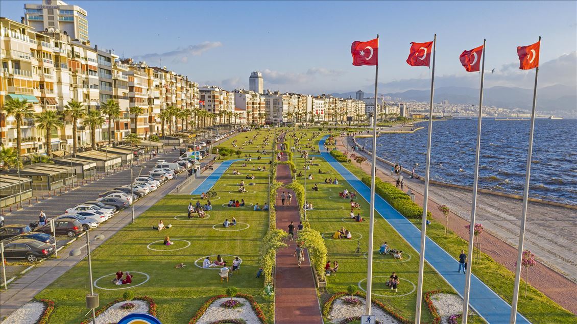 İzmir'de yeşil alanlarda 'çemberli sosyal mesafe' dönemi