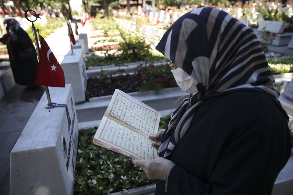 Şehitliklerde hüzünlü bayram