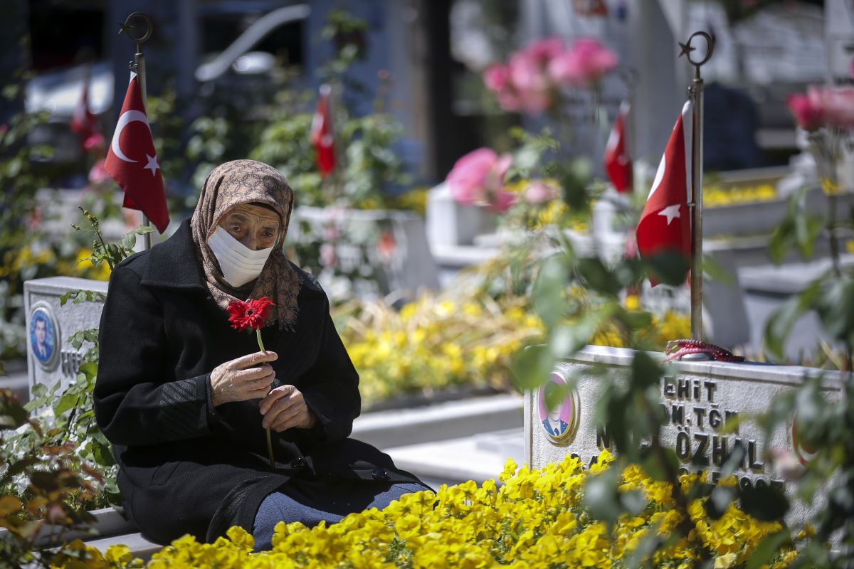 Şehitliklerde hüzünlü bayram